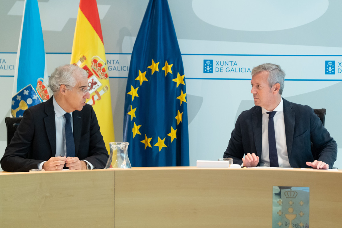 El titular del Gobierno gallego, Alfonso Rueda, junto al vicepresidente económico, Francisco Conde, en el Consello de la Xunta