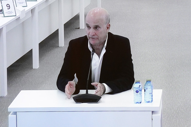 El exdirector de Seguridad en la circulación de Adif, Andrés Cortabitarte, visto desde la pantalla por la que los medios de comunicación observan el juicio por el accidente del Alvia, en la Cidade de la Cultura de Santiago de Compostela, a 6 de octubre de