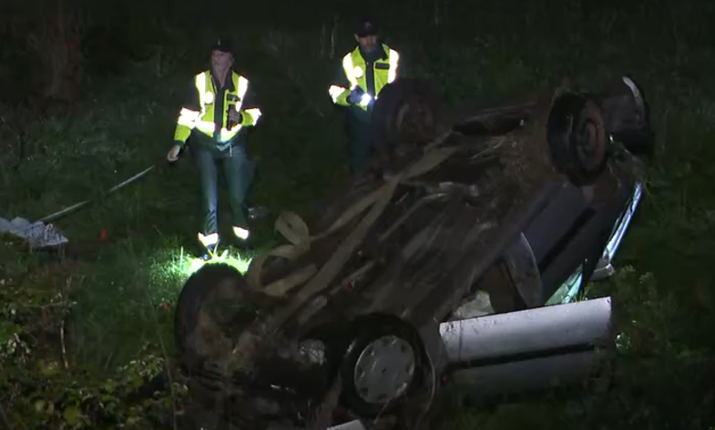 La Guardia Civil investigando el accidente este jueves por la noche en una imagen de la CRTVG