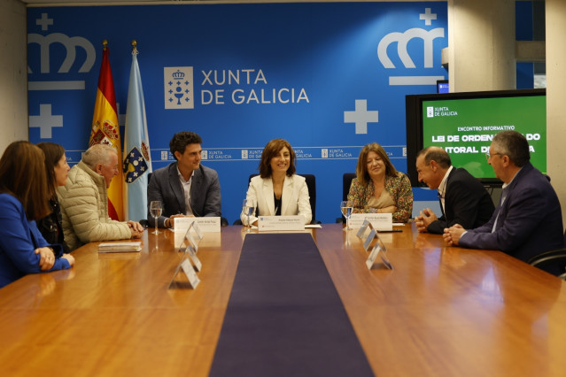 La conselleira de Medio Ambiente, Angeles Vázquez, se reúne con alcaldes del litoral de Lugo.