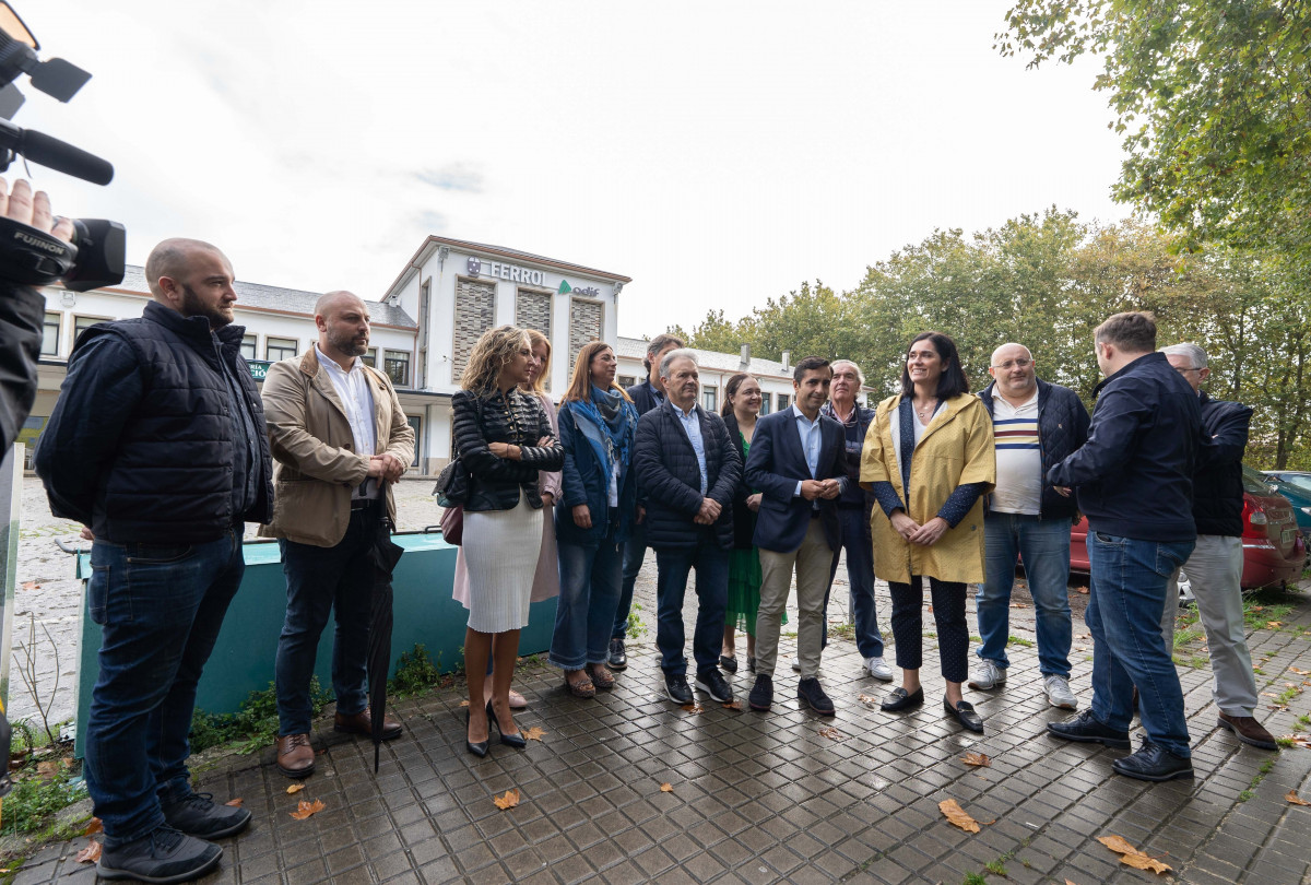 La secretaria general del PPdeG, Paula Prado, y el portavoz municipal y candidato a la Alcaldía de Ferrol, José Manuel Rey Varela, frente a la estación de tren de Ferrol.
