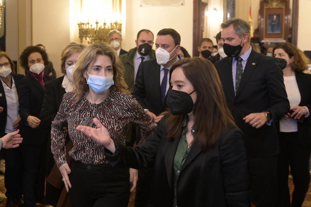 Archivo - La ministra de Transportes, Movilidad y Agenda Urbana, Raquel Sánchez (i) y la alcaldesa de A Coruña, Inés Rey (d), en el Ayuntamiento de A Coruña, a 11 de marzo de 2022, en A Coruña