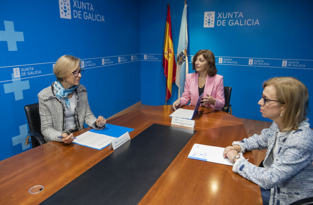 La conselleira de Medio Ambiente, Territorio e Vivenda, Ángeles Vázquez, participa en la firma de un convenio de colaboración entre la APLU y el Colexio Oficial de Arquitectos de Galicia.