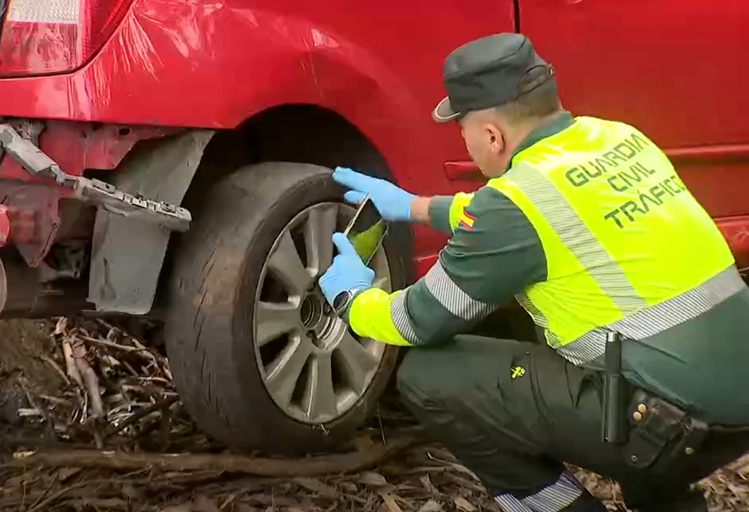 La Guardia Civil investigando el accidente de Cesantes en una imagen de la CRTVG