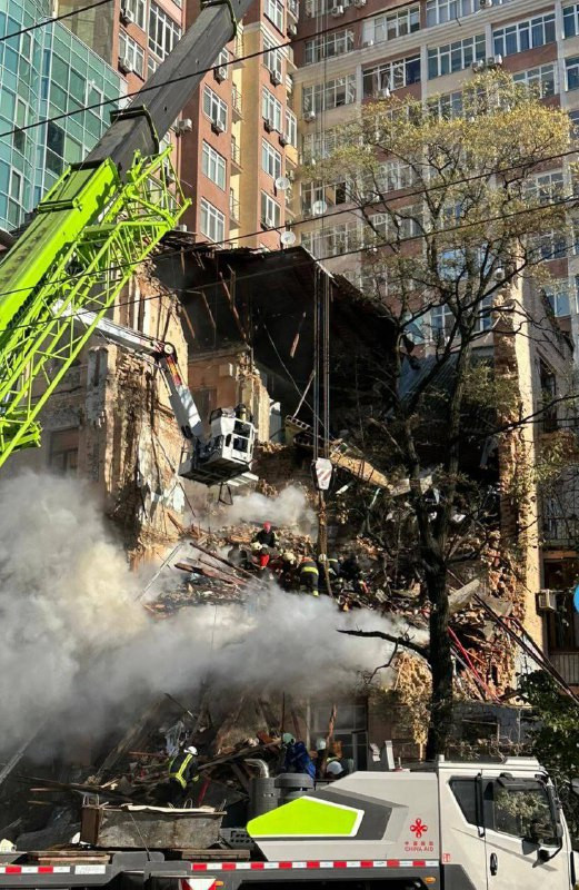 Impacto contra un edificio en el centro de Kiev en una foto del Telegram de Kiev Operative
