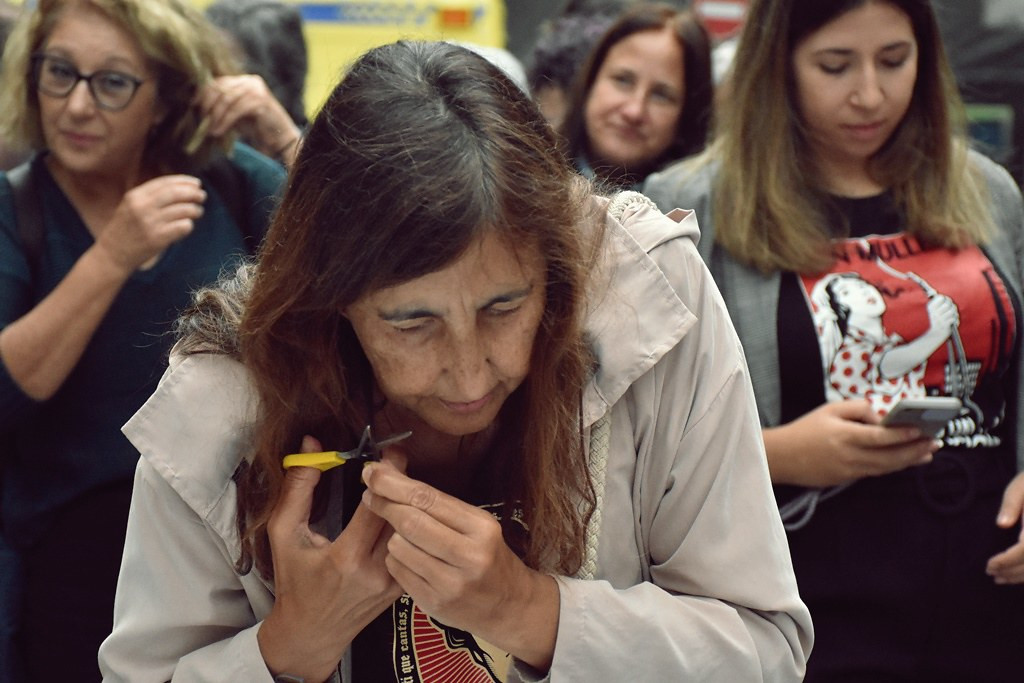 Una mujer se corta el pelo en Vigo en solidariedad con las protestas de Iru00e1n en una foto de Galizacontrainfo publicada bajo CC BY NC SA 2 0