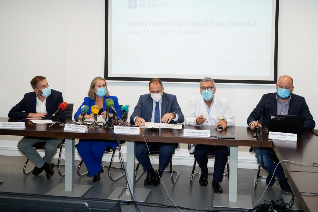 La conselleira de Infraestructuras e Mobilidade, Ethel Vázquez, y el conselleiro de Sanidade, Julio García Comesaña, junto con el delegado territorial de la Xunta en A Coruña, Gonzalo Trenor, y el gerente del área sanitaria, Luis Verde, en la presentación