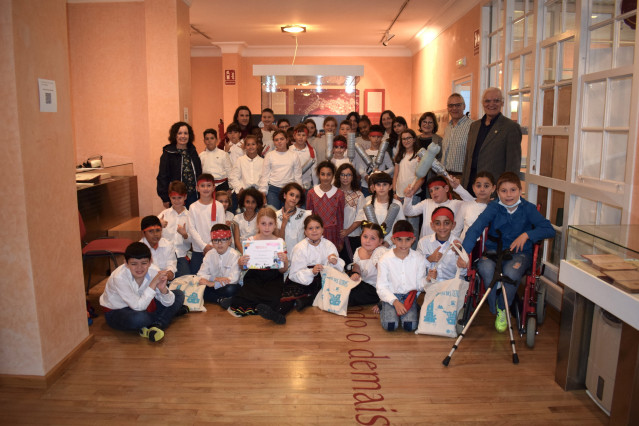 Alumnos y profesores del colegio Fondo Nois de Foz (Lugo) visitan la sede de la RAG en A Coruña para recoger su premio del concurso 'Contádenos o voso Día das Letras Galegas 2022'.