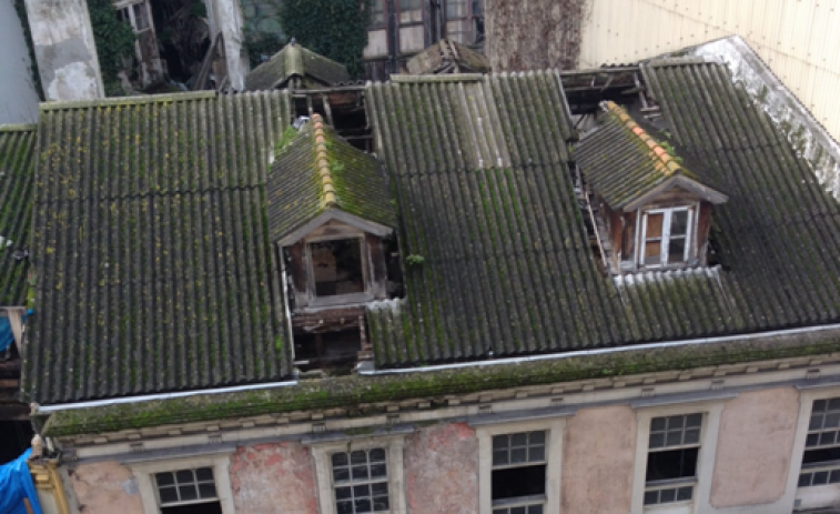 Dos edificios en ruinas encienden la alarma por amianto en A Coruña