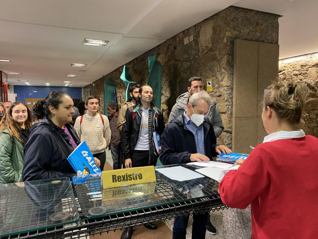 Entregan más de 6.600 firmas para que las selecciones gallegas puedan participar en competiciones oficiales.