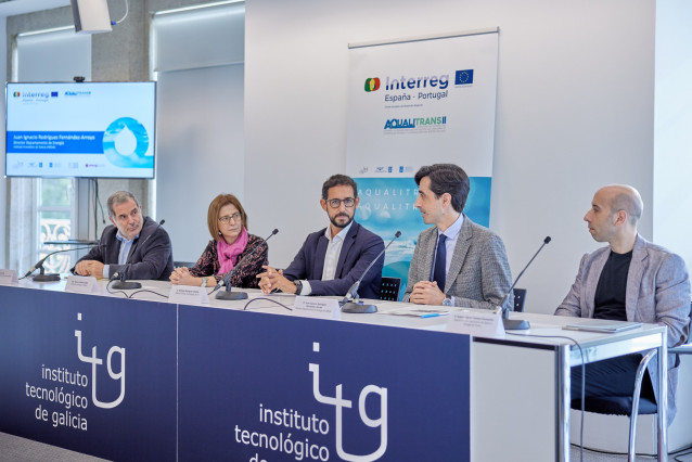 Directivos del Instituto Tecnológico de Galicia (ITG), de Augas de Galicia, del Instituto Enerxético de Galicia (INEGA) y de entidades lusas en la presentación del proyecto 'Aqualitrans II'