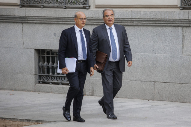 El expresidente del Banco Popular Ángel Ron (d) y su abogado José Antonio Choclán (i) a su llegada la sede de la Audiencia Nacional, a 19 de octubre de 2022, en Madrid (España).