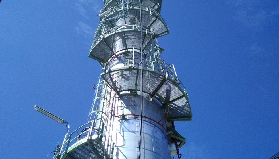 Archivo - Unidad de la refinería de A Coruña