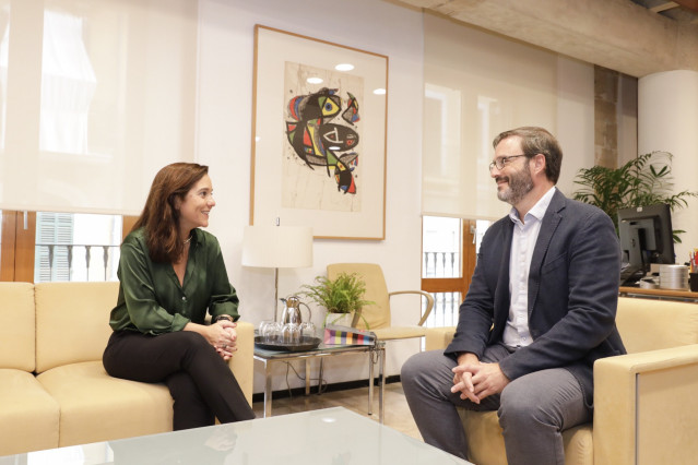 La Alcaldesa De A Coruña, Inés Rey, Y El Regidor De Palma De Mallorca, José Hila, Mantienen Una Reunión