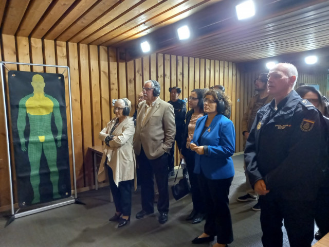 La subdelegada del Gobierno en A Coruña, María Rivas, el jefe Superior de Policía de Galicia, Ramón Gómez, durante la presentación del nuevo equipamiento