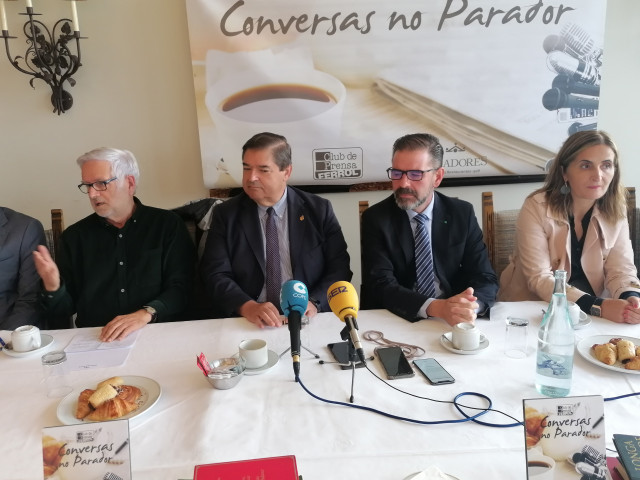 El rector de la UDC, Julio Abalde, y el alcalde de Ferrol, Ángel Mato, en el ciclo 'Conversas no Parador', que organiza el Club de Prensa de Ferrol.