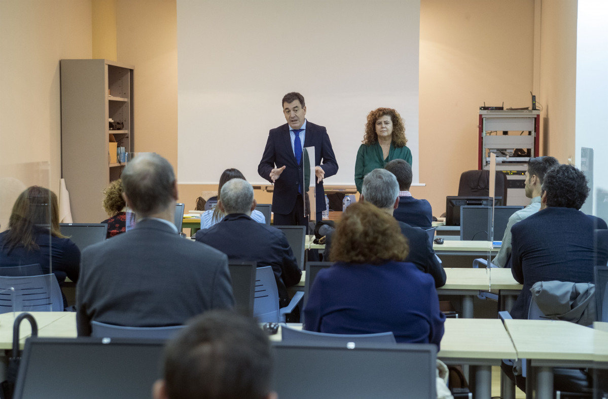 El conselleiro de Cultura, Educación, FP e Universidades, Román Rodríguez, acompañado por la directora xeral de FP, Eugenia Pérez, en la reunión de trabajo con los directores de los  centros int