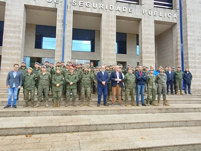 Efectivos de la Brilat visitan el 112-Galicia.