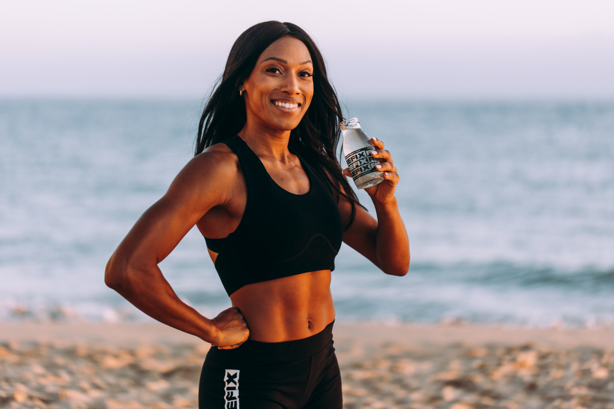 Patricia Mamona hidratu00e1ndose con Refix en una imagen promocional