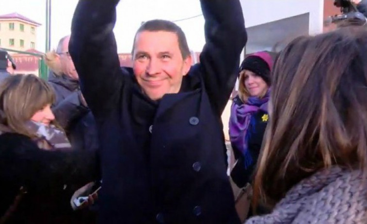 Arnaldo Otegi sale de la cárcel entre gritos de 'independencia'