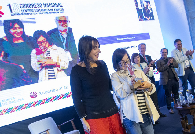 La conselleira de Promoción do Emprego e Igualdade, María Jesús Lorenzana, junto a la galardonada Carmen Álvarez XVIII Congreso Nacional de Centros Especiais de Emprego.
