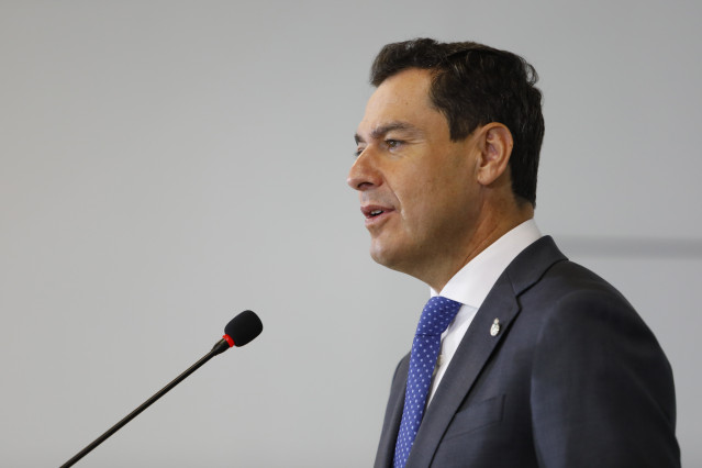 El presidente de la Junta de Andalucía, Juanma Moreno, durante la visita a las nuevas instalaciones de ROVI en Escúzar, Granada (Andalucía, España).