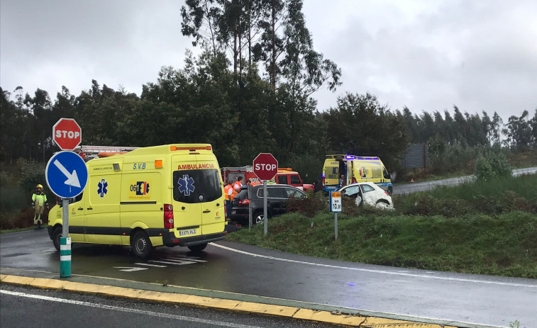 Trasladan al hospital a ocho personas tras una colisión entre dos coches en A Baña