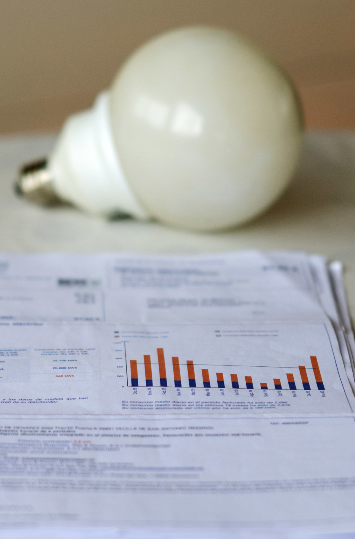 Archivo - Una factura de la luz y una bombilla, a 3 de enero de 2022, en Madrid, (España)