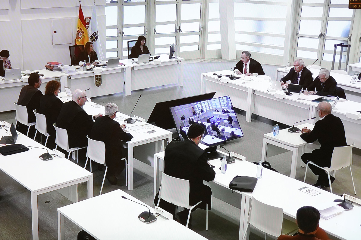 Vista general del juicio por el accidente del Alvia visto desde la pantalla por la que los medios de comunicación lo observan, en la Cidade de la Cultura de Santiago de Compostela, a 6 de octubre de 