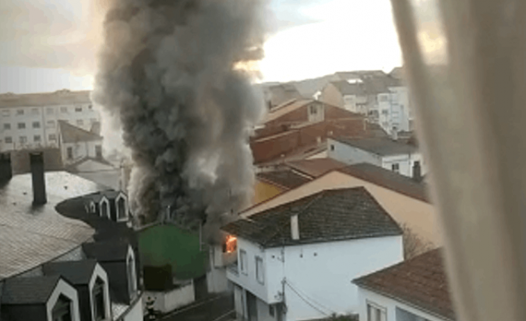 (Vídeo) Una casa que ya ardió en primavera vuelve a incendiarse en Monforte