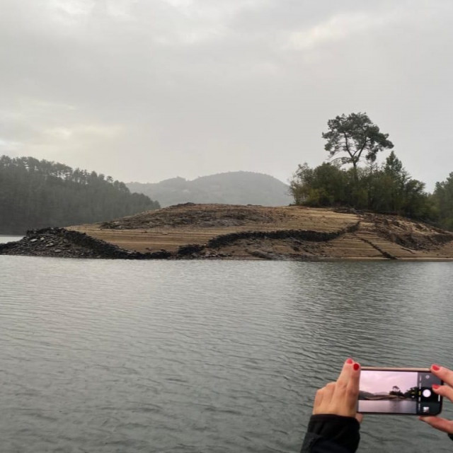 Imagen del embalse con poca agua.