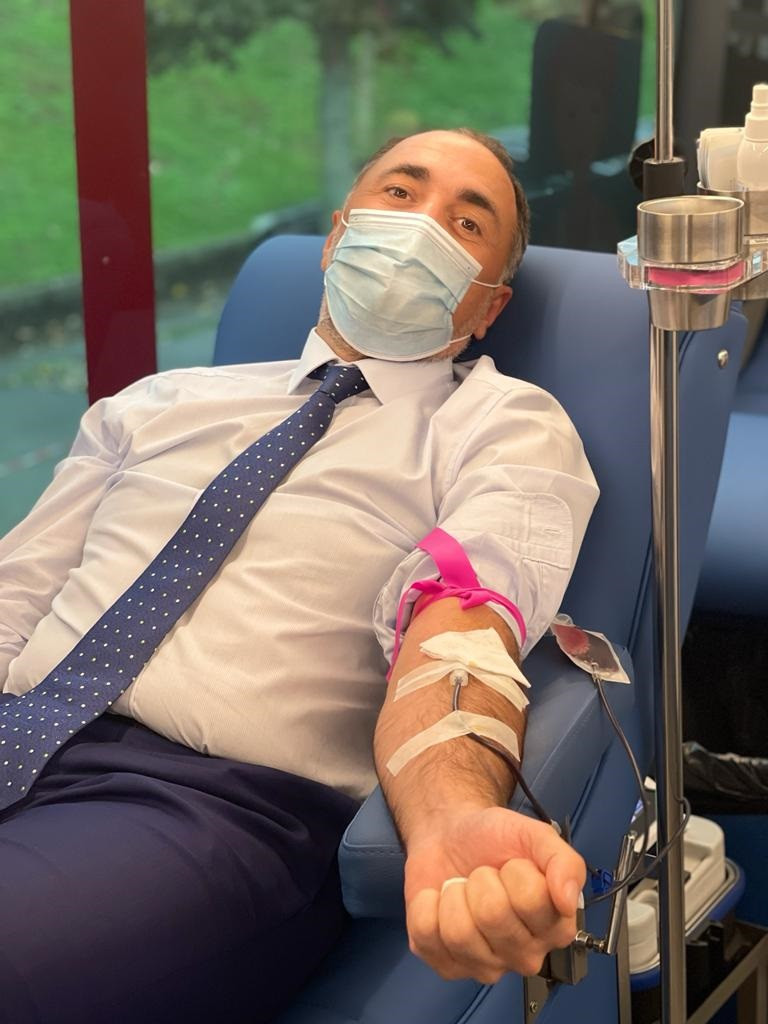El consellerio de Sanidade, Julio García Comesaña, dona sangre