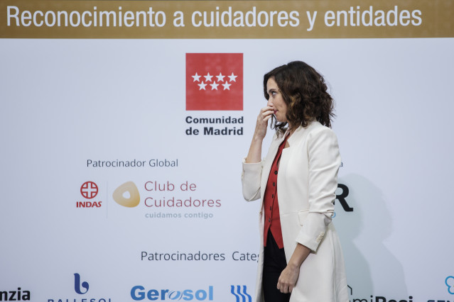 La presidenta de la Comunidad de Madrid, Isabel Díaz Ayuso, durante el acto de entrega de los Premios SuperCuidadores 2022, en la Real Casa de Correos, a 25 de octubre de 2022, en Madrid (España). El objetivo de estos galardones es reconocer la labor de l