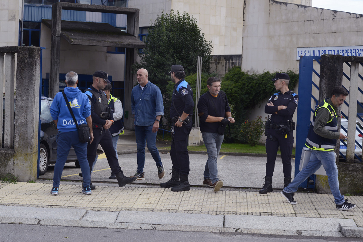 Agentes de policu00eda frente al instituto de Educaciu00f3n Secundaria 'Julio Pierto Nespereira', a 26 de octubre de 2022, en Ourense