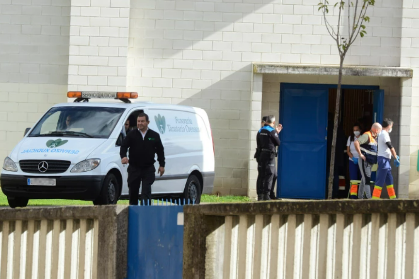 Agentes de policu00eda frente al instituto de Educaciu00f3n Secundaria 'Julio Pierto Nespereira', a 26 de octubre de 2022, en Ourense, Galicia (Espau00f1a).
