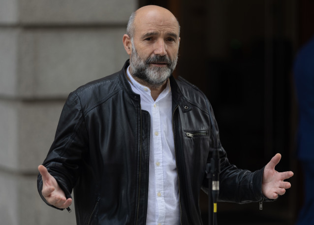 El diputado del BNG Néstor Rego Candamil, ofrece declaraciones a los medios a su salida de un debate de totalidad del Proyecto de Ley de Presupuestos Generales del Estado para el año 2023, en una sesión plenaria en el Congreso de los Diputados, a 26 de oc