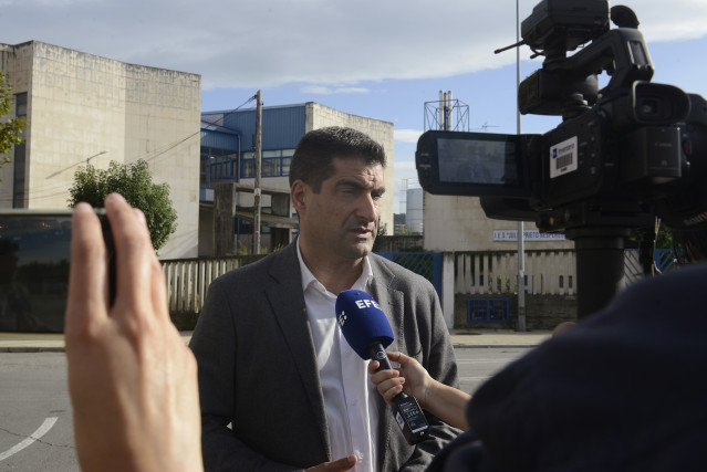 El delegado territorial de la Xunta en Ourense, Gabriel Alén, ofrece declaraciones a los medios de comunicación frente al Instituto de Educación Secundaria 'Julio Pierto Nespereira', a 26 de octubre de 2022, en Ourense, Galicia (España).