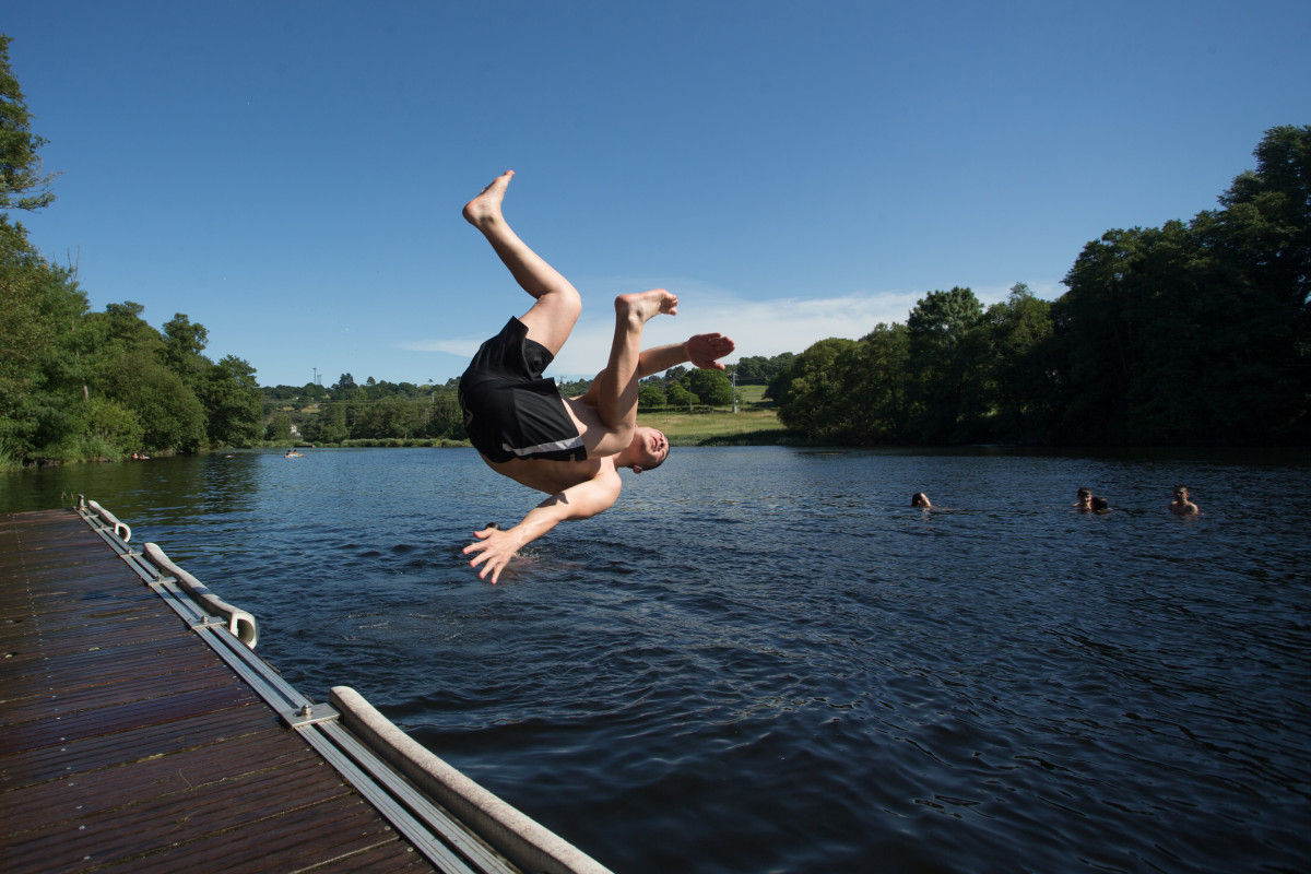 Archivo - Bañistas disfrutan del agua en la ribera del río Miño en Lugo durante la Fase 2 de la desescalada en x, cuando se permite el baño en ríos y riachuelos, siempre y cuando se cumplan las m