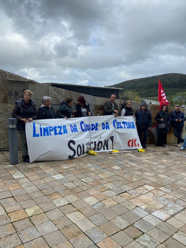 Trabajadoras de la limpieza de Cidade da Cultura este jueves durante la huelga en la que reclaman unas condiciones dignas