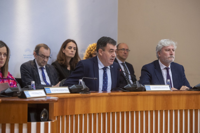 O conselleiro de Cultura, Educación, FP e Universidades, Román Rodríguez, comparece na Comisión 3ª de Economía, Facenda e Orzamentos para explicar os presupostos do seu departamento para o vindeiro ano.