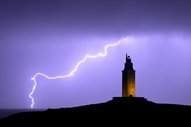 Vista de un rayo sobre la Torre de Hércules, a 26 de octubre de 2022, en A Coruña, Galicia (España). Situada en la costa norte de la península coruñesa, en un cerro de unos 50 metros de altitud. En sus alrededores se encuentra el Parque Escultórico de la