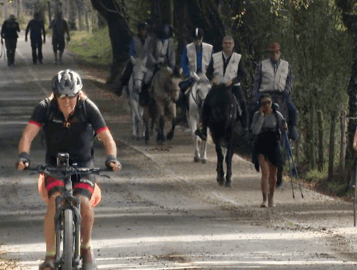 Peregrinos a caballo y en bicicleta en el Camino de Santiago