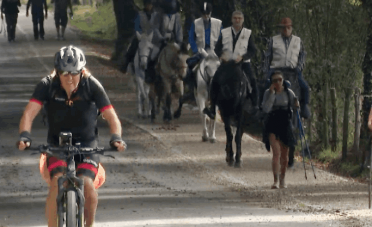 Claves para hacer el Camino de Santiago a caballo o en bicicleta, que puede ser eléctrica (vídeo), y recibir la Compostela