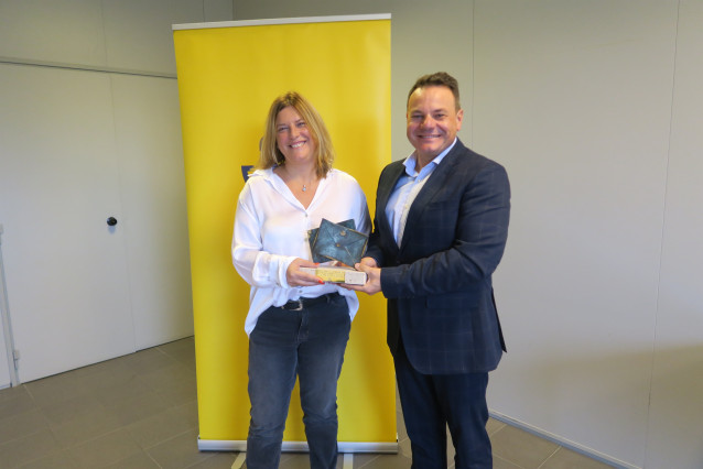 La responsable del centro logístico de Santiago de Correos, María Dolores Blanco, recibe de mano del gerente de Producción de Correos, José Ángel del Río Tembrás,  el premio de excelencia de 2021