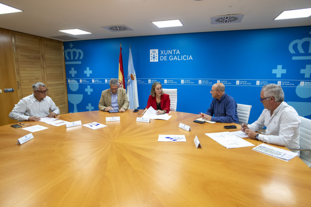La conselleira de Infraestruturas e Mobilidade, Ethel Vázquez, xunto al director xeral de Mobilidade, Ignacio Maestro, y los representantes del sector ferroviario de CCOO en  la reunión para abordar la situación del ferrocarril en la comunidad