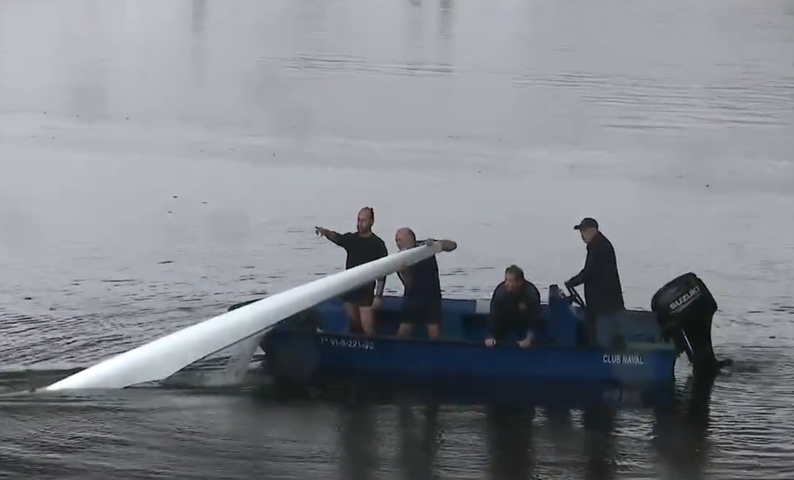 Piragua recuperada en el Lu00e9rez en una imagen de la CRTVG