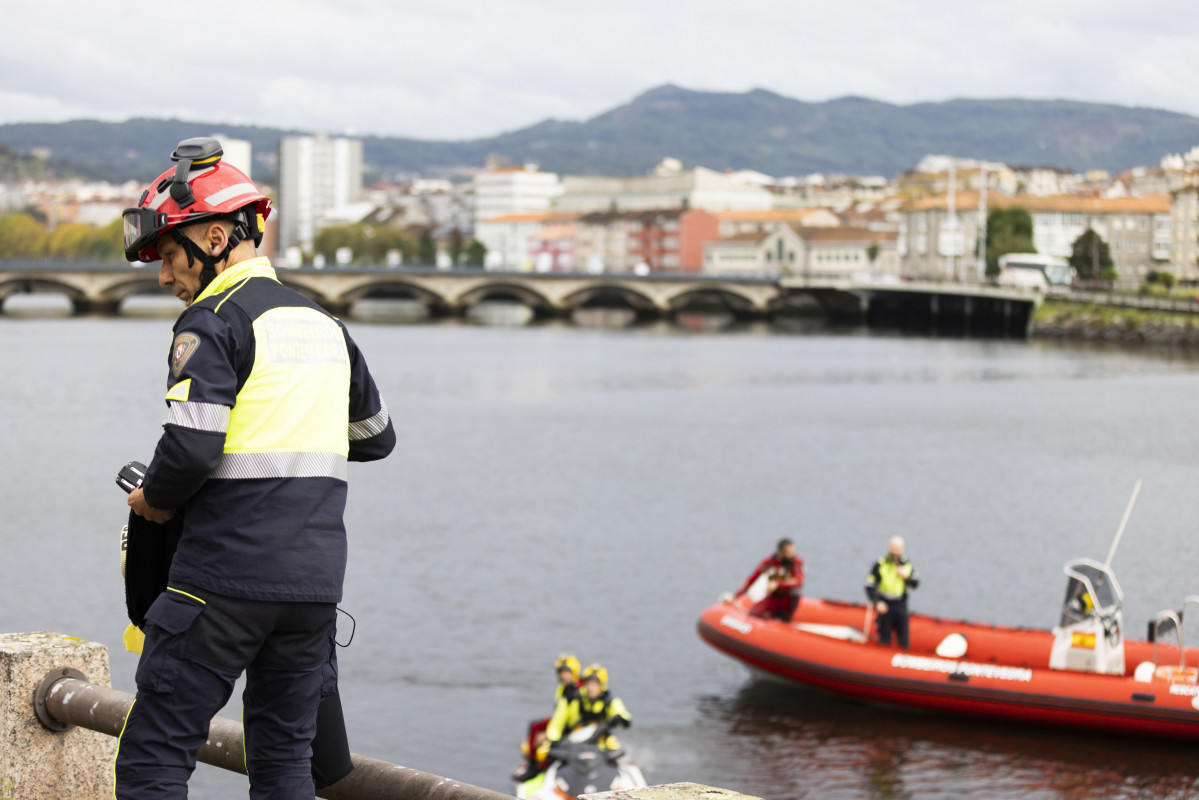 Un bombero en un dispositivo de búsqueda en la Ría de Pontevedra, a 28 de octubre de 2022, en Pontevedra, Galicia (España). Los bomberos de Pontevedra han desplegado un dispositivo de búsqueda en 