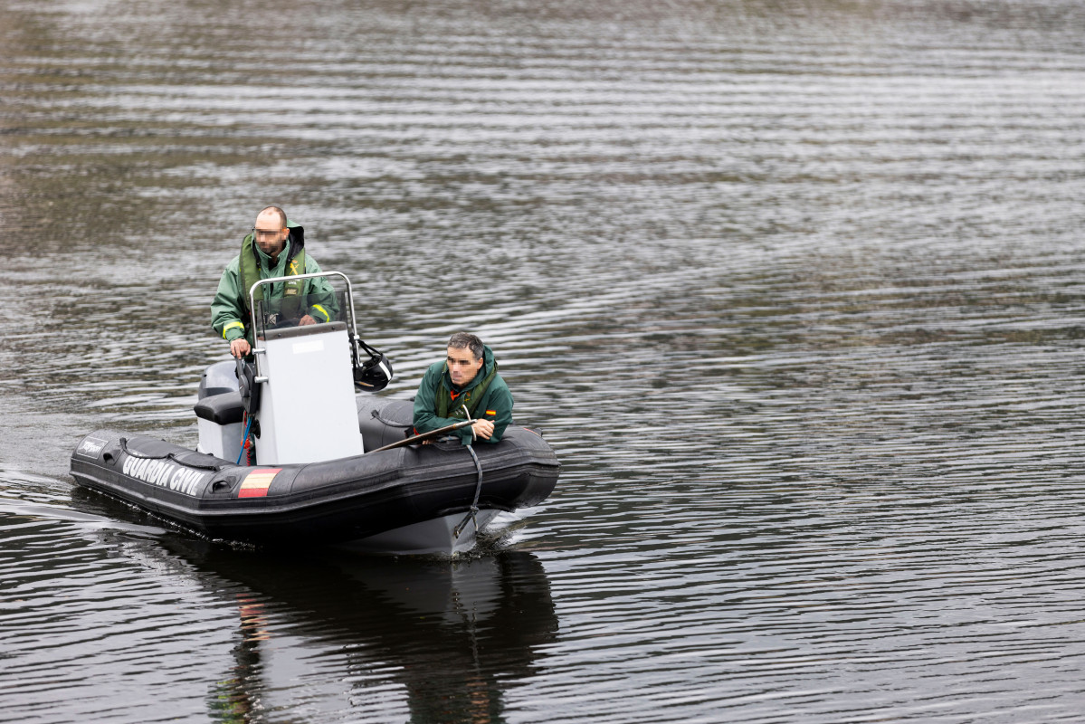 Dos guardias civiles en un dispositivo de búsqueda en la Ría de Pontevedra, a 28 de octubre de 2022, en Pontevedra, Galicia (España). Los bomberos de Pontevedra han desplegado un dispositivo de bú