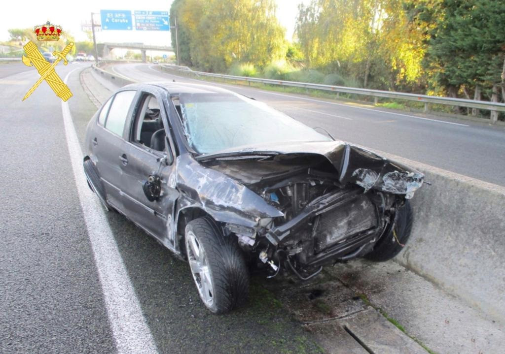 Coche siniestrado en un accidente en el que falleció una persona en la AP9-F, en Ferrol.