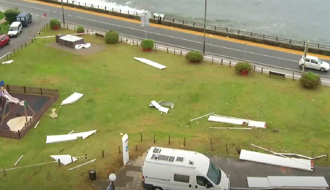 Parte del tejado cayu00f3 sobre un parque en Bayona por un tornado